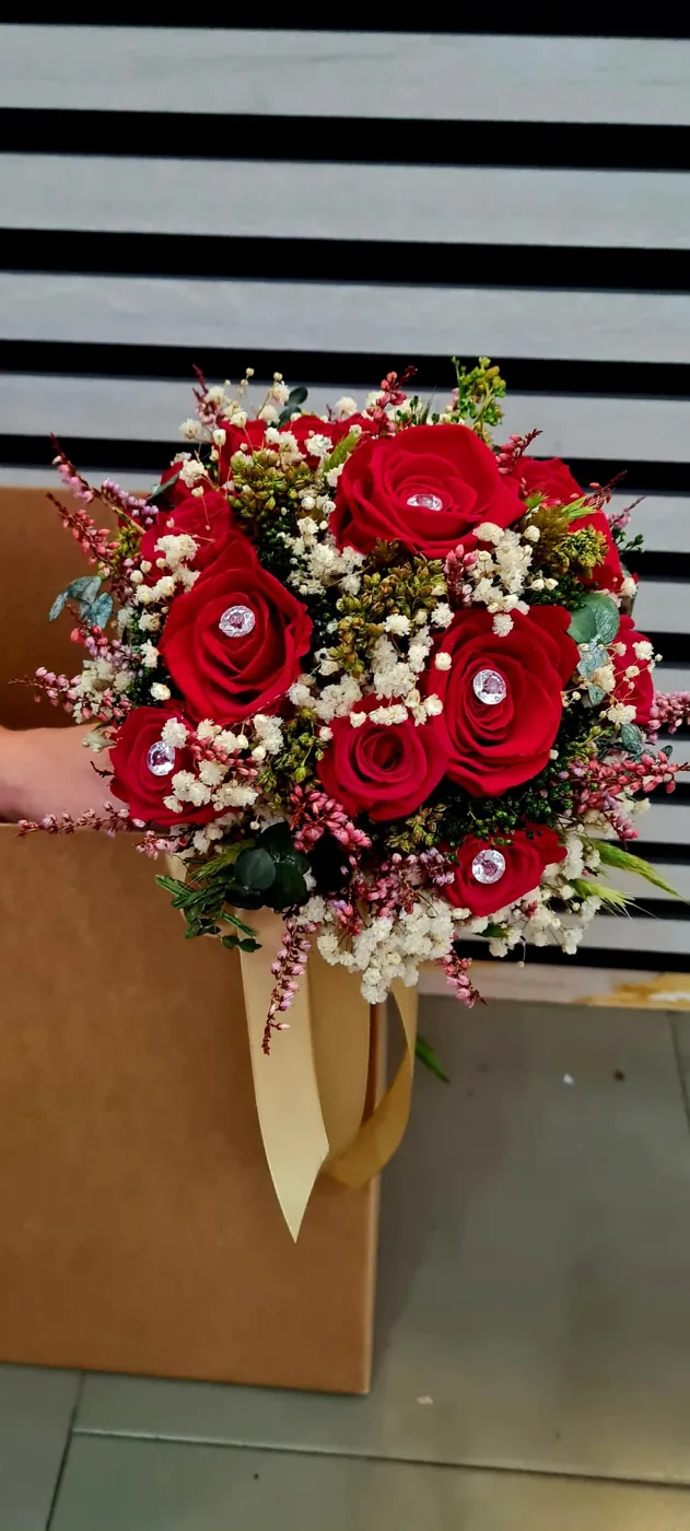 Ramo de novia de rosas rojas y paniculata