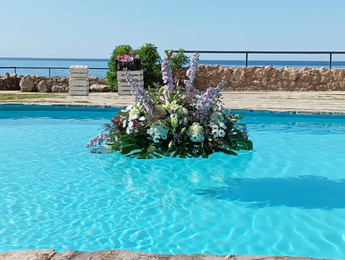 Centro floral flotante en una piscina para un evento