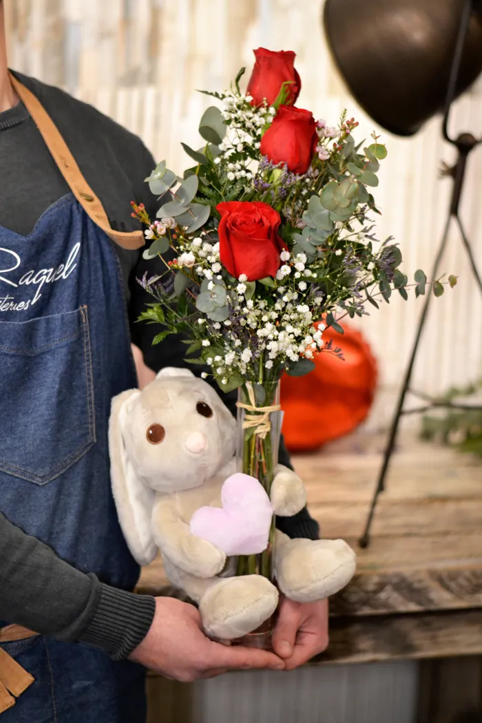 Ramo de rosas rojas con peluche para regalar